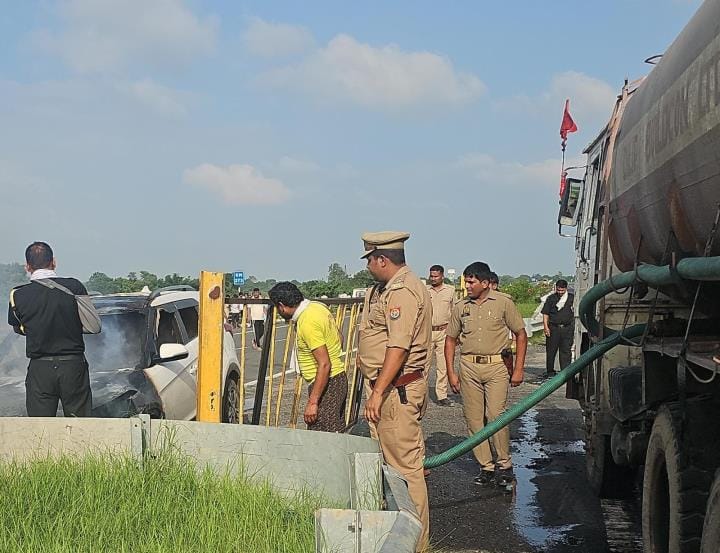 A moving car caught fire on Bundelkhand Expressway
