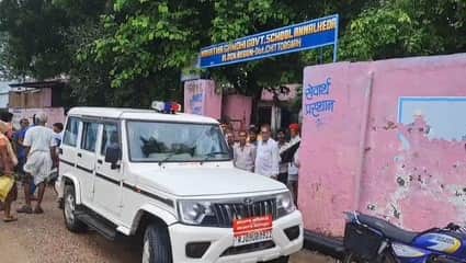 चित्तौड़गढ़ जिले के आंवलाहेड़ा स्कूल में अश्लील वीडियो वायरल के मामले में जांच करते अधिकारी।