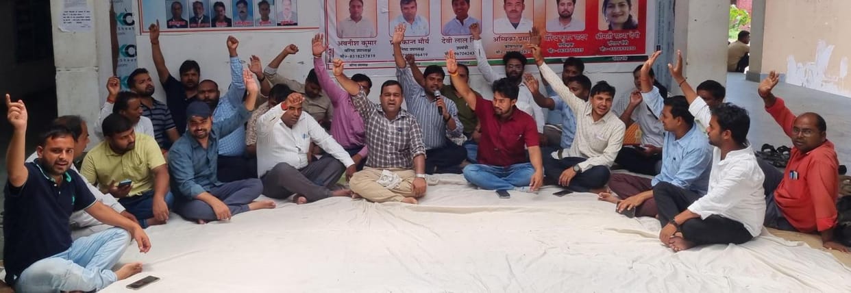 Lekhpals staged a sit-in protest in Dumariyaganj for the second day