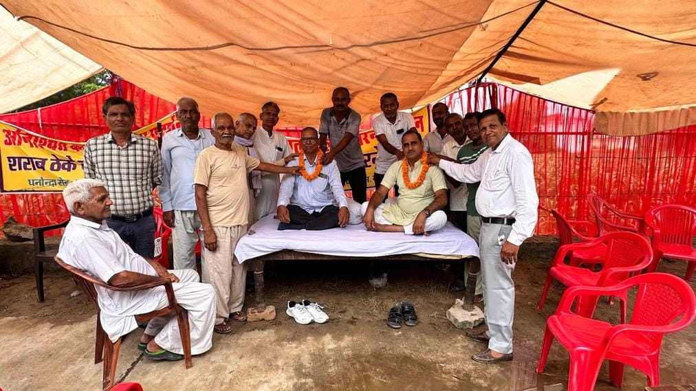 Hunger strike started for transfer of liquor contract