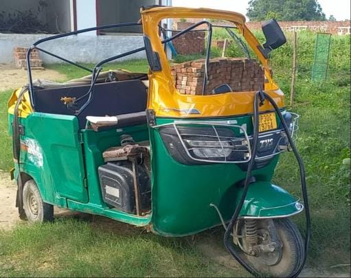 There were 10 people in an auto with a capacity of four passengers, it overturned after colliding with a bus