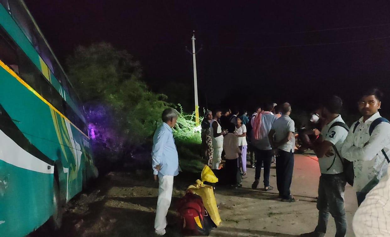 The front wheel axle of a private bus broke and got stuck in a ditch