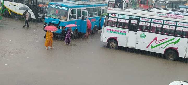 Jahu bus stand becomes pond due to rain, water enters shops