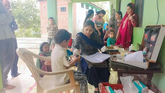 60 people were examined in MP's mobile health service camp in Manjhed village of Jhanduta