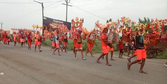 The chants of Bhole reverberated on the highway, the artists danced
