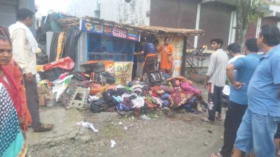 The workers' hut was burnt due to short circuit