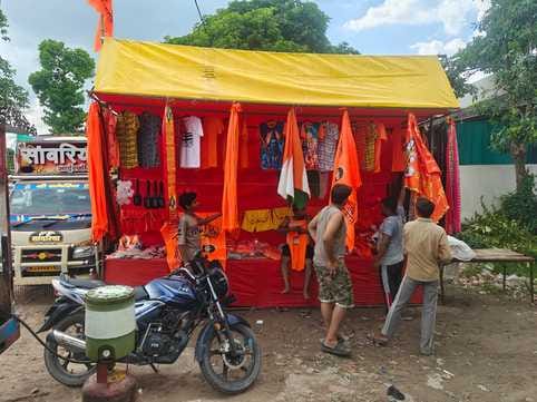 The hustle and bustle of Kanwadis increased the liveliness in the markets