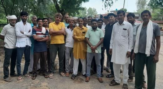 Consumers protested in the electricity corporation against the transfer of the lineman