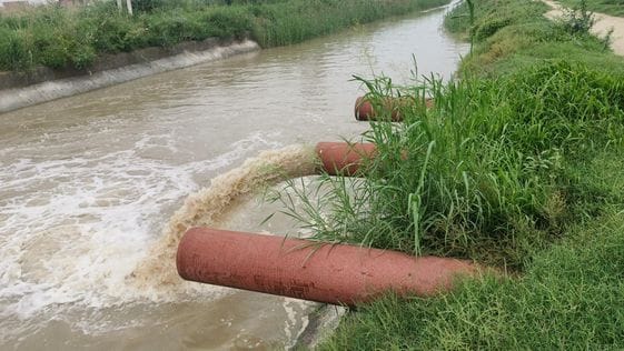 Two pumps for pumping out water in Bahalba are closed, one is on