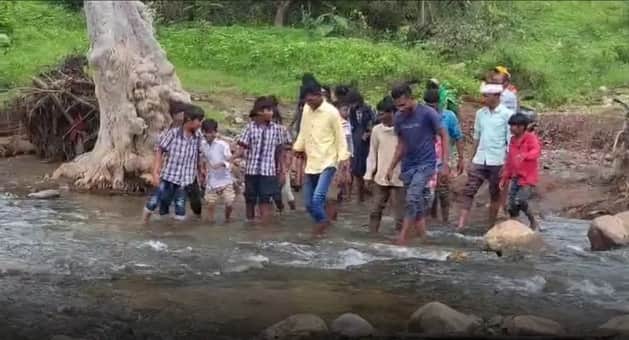 नदी पार करते बच्चे