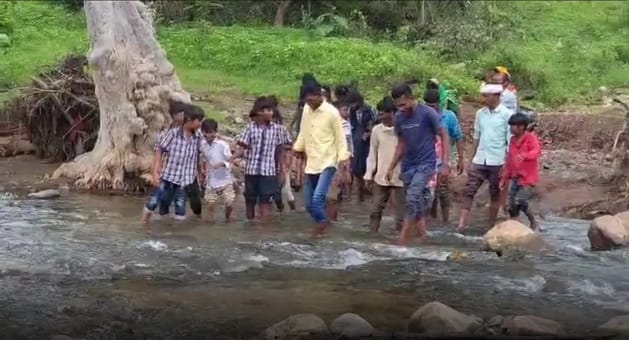नदी पार करते बच्चे