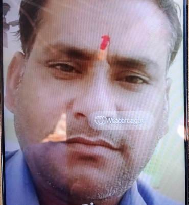 The body of an e-rickshaw driver was found in suspicious circumstances on Sampurnanagar road