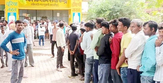 Farmers queue up for urea in Khutar, PuwaiyanFarmers queue up for urea in Khutar, Puwaiyan
