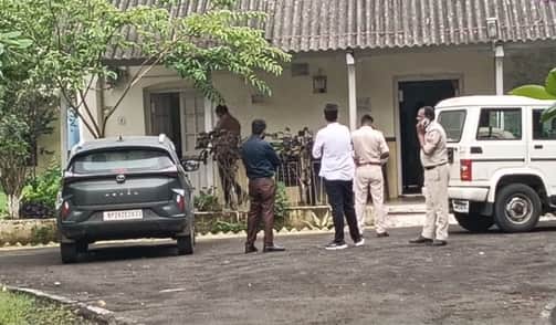 रेस्ट हाउस के बाहर टीम