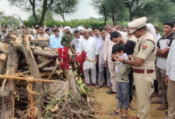 Pokharwas SI injured in attack by liquor smugglers in Gujarat dies