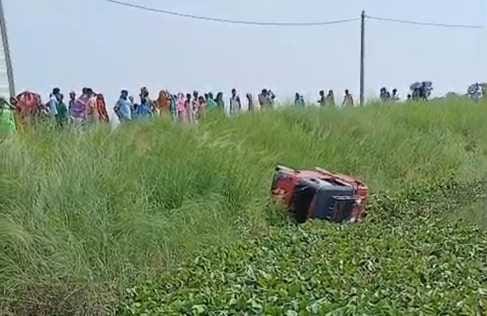 Muzaffarpur Bihar news :school van divert in river three children injured driver flee away police investigate