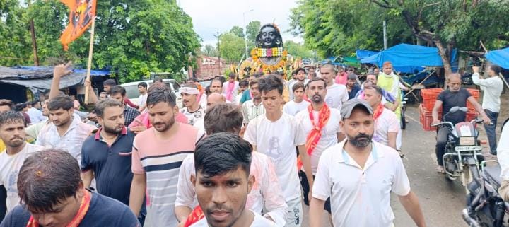 Women performed aarti of Lord Shiva during Kanwar Yatra