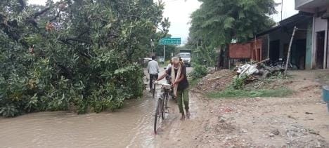 collapsed in rain, road blocked for two hours