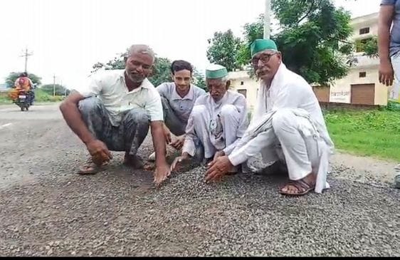 Bhakiyu leaders uprooted the road with their hands, video goes viral