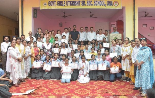 Deputy Commissioner met the students of Government Girls School, Una, 42 meritorious students were honored