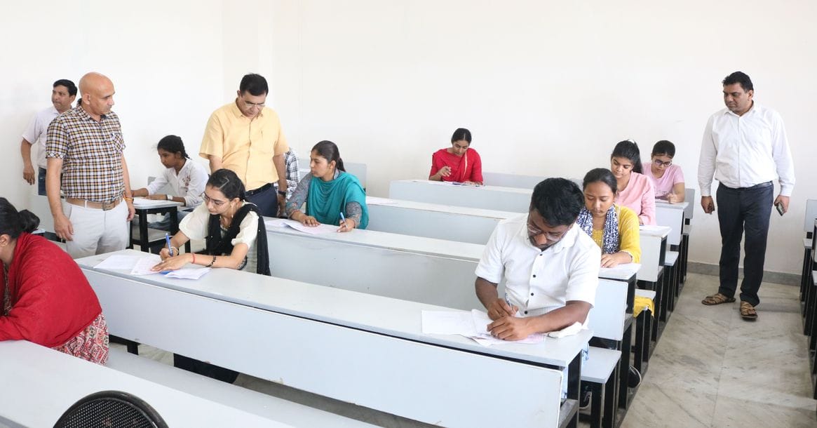 Vice Chancellor Rampal inspected the examination centers and took detailed information