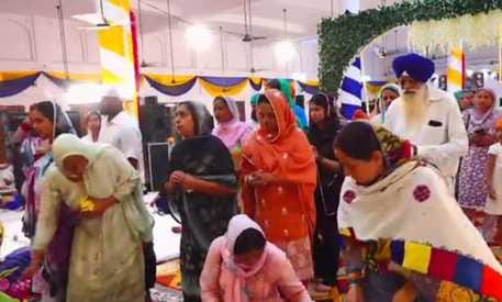 Kirtani groups made the congregation chant the name of God