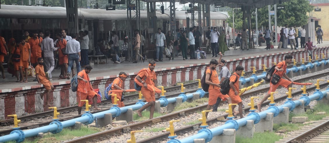 With the chants of Mahadev, Kanwariyas left for Jalabhishek