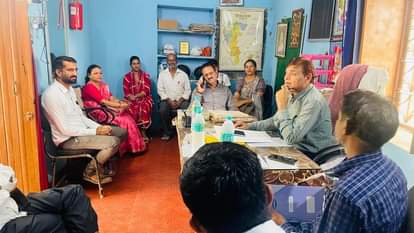 स्कूल में जांच करते शिक्षा विभाग के अधिकारी