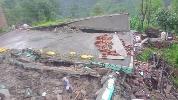 भूस्खलन से ध्वस्त हुआ एक घर।