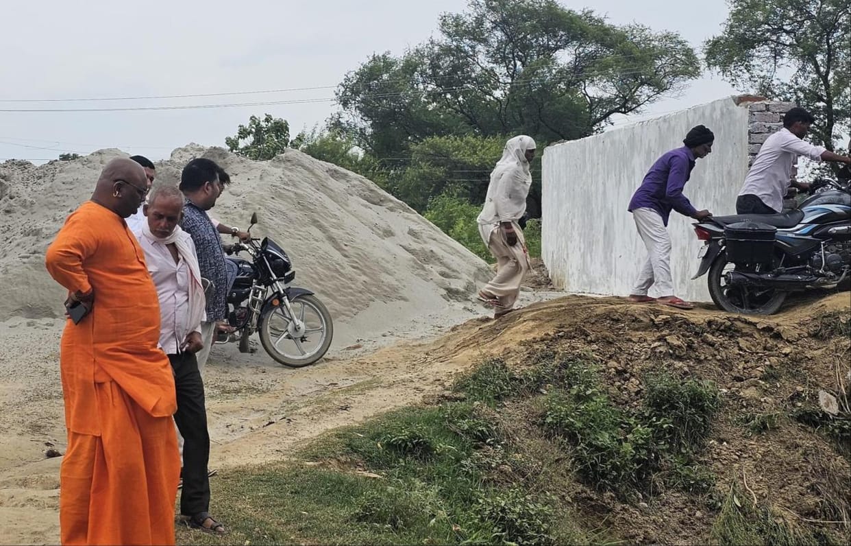 Mahant Mithlesh inspected the damaged Katrihawa bridge