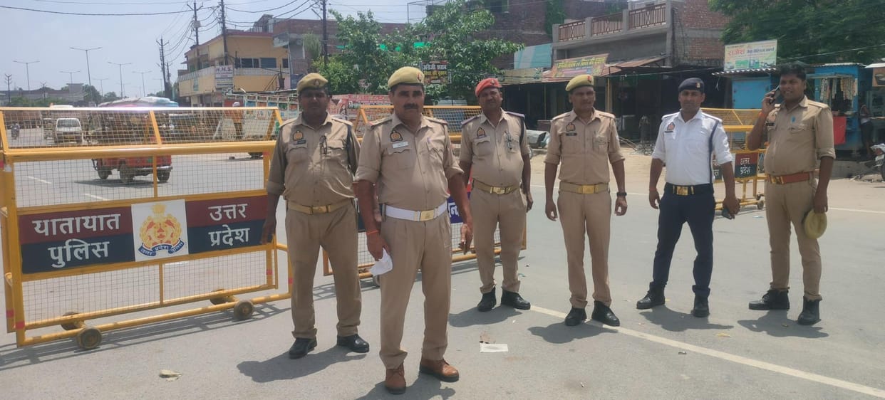 Vehicles are prohibited from going towards Basti and will go via Dumariyaganj