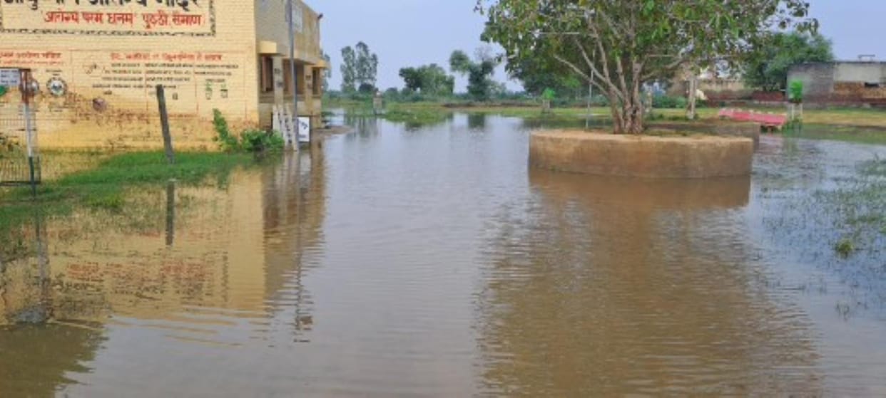 Rain water accumulated all around PHC Putthi, fear of spread of disease
