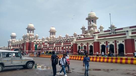 Public facility center started at Charbagh station, passengers will have to pay fee