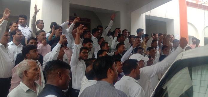 Lawyers demonstrated outside the DM office