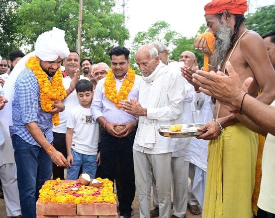 The MLA laid the foundation stone for a Firni to be built at a cost of 20 lakhs in Agwanpur