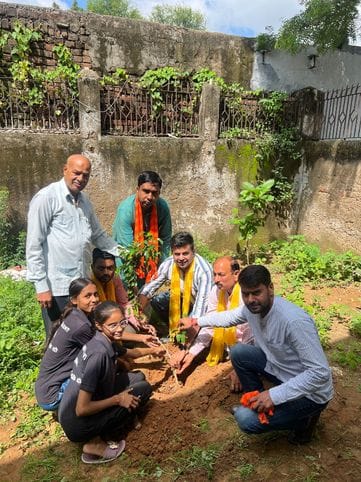 BJP workers planted trees and gave the message of environmental protection