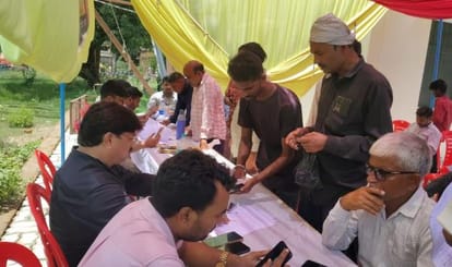गौरीगंज उपखंड कार्यालय पर आयोजित मेगा कैंप में उपभोक्ताओं की समस्या सुनते अधिकारी। संवाद