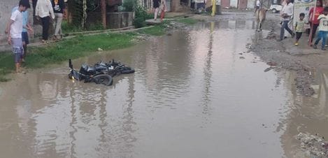 At the beginning of the rainy season, waterlogging and mud spread on the roads