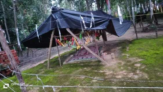 The youth started making the structure of the tomb, police arrived