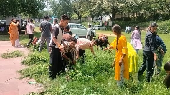 Students and teachers together beautified the campus of Ghumarvi College