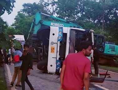 यात्री बस अनियंत्रित होकर पलटी