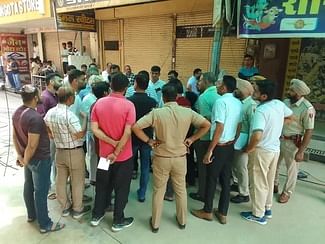 घटनास्थल पर मौजूद अधिकारी और आमजन।