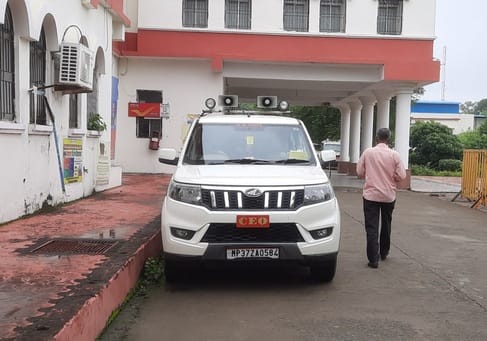 सरकारी कार्यालयों में बिना परमिट दौड़ रहे वाहन।
