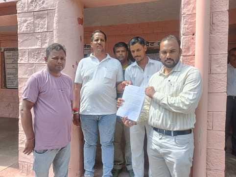 एसडीएम को ज्ञापन देने पहुंचे अभिभावक