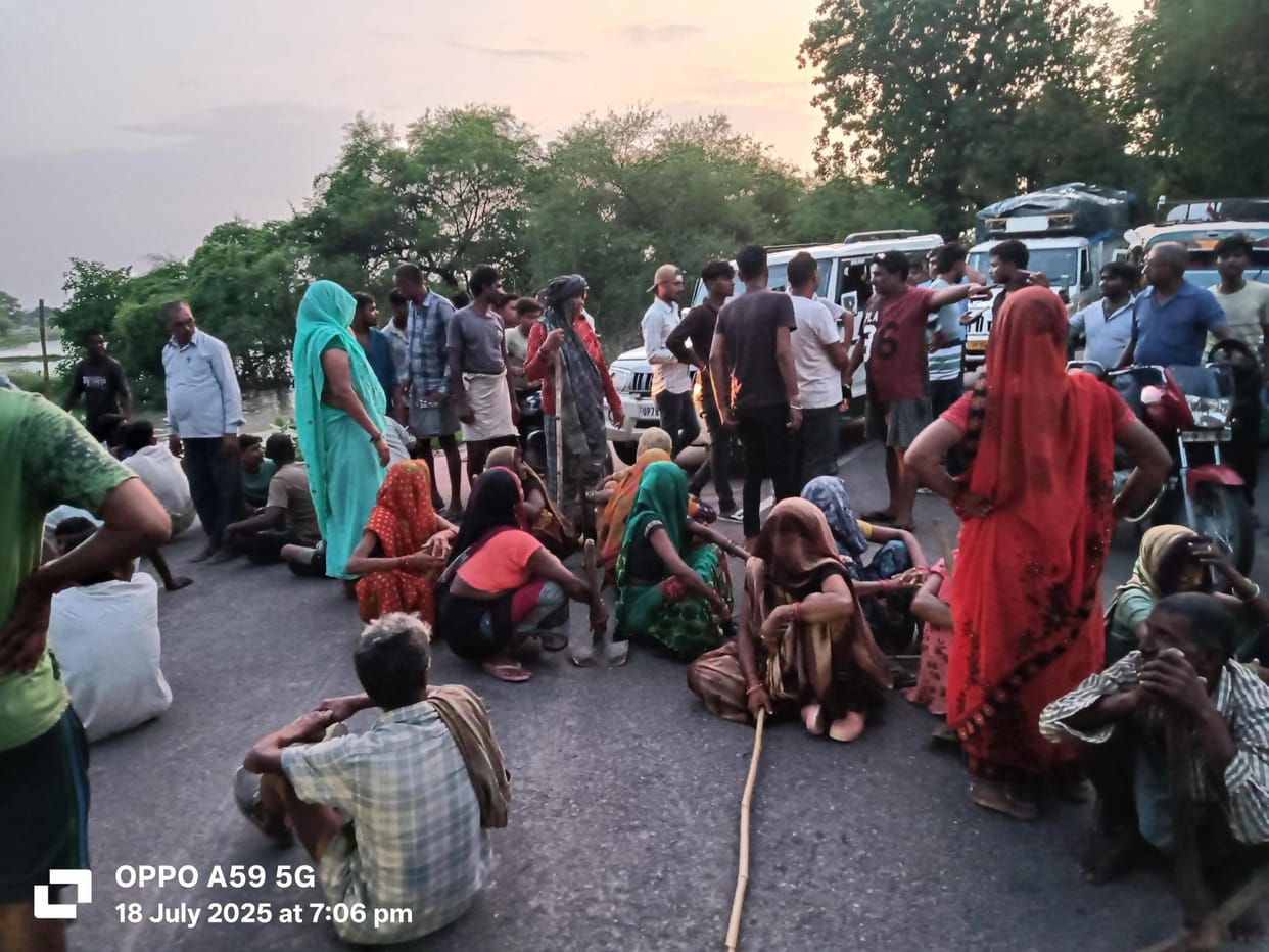 Village submerged, water entered houses, angry villagers blocked the highway