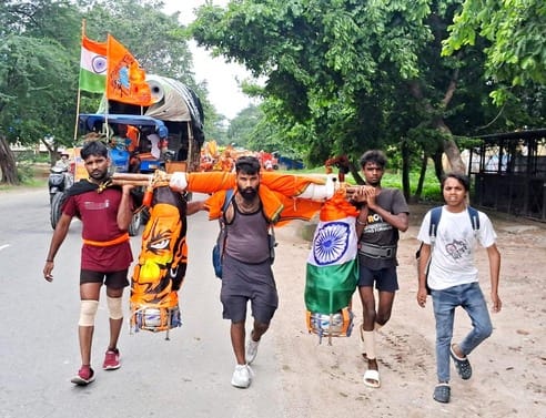 The color of patriotism spread on the Kanwadis... tricolor waved along with saffronThe color of patriotism spread on the Kanwadis... tricolor waved along with saffron