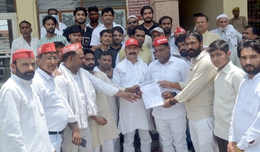 Yuvajan Sabha workers demonstrated at the Collectorate