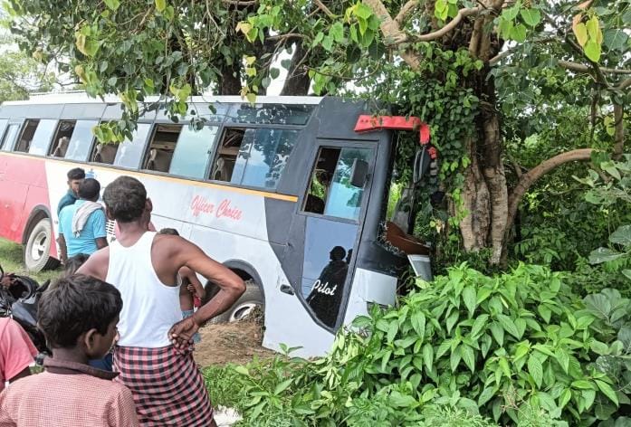 While trying to save the pilgrims, the bus lost control and collided with a tree, three injured