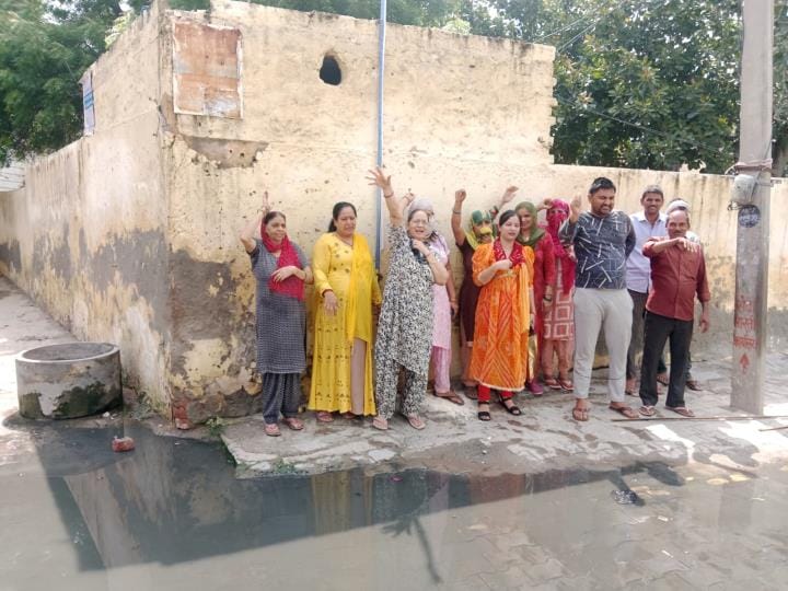 Sewer line closed for one and half month, protest and cursed the system
