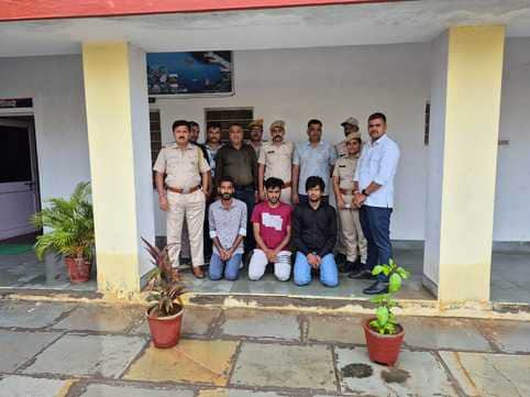 पुलिस की गिरफ्त में आरोपी।